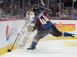 Mark Barberio z Colorada nijak nešetří Tomáše Noska z Vegas.