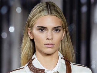 Tento týden se modelka Kendall objevila na Fashion weeku v Londýně opět se...