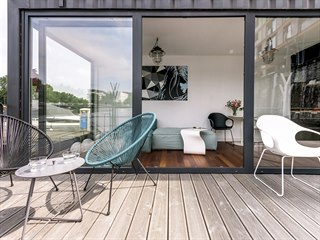 Moderní obývací prostor, designově vybavený studiem Punto Design, definuje...