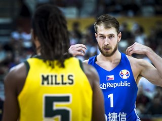 Český pivot Patrik Auda čelí Pattymu Millsovi z Austrálie.