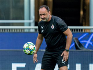 Hlavní trenér Jindřich Trpišovský (vpravo) se zapojil do tréninku Slavie...