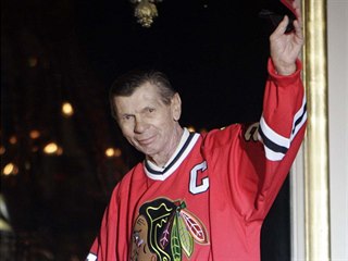 Stan Mikita zdraví fandy Chicago Blackhawks.