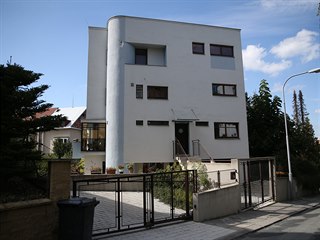 v Původní vlastní vila Bohuslava Fuchse je památkově chráněná a opravená, i tak...