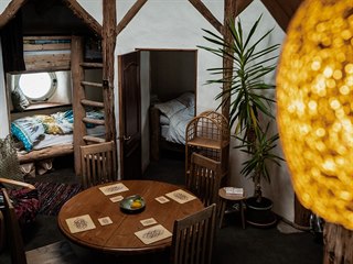 V okouzlujícím domku může přespat až šest osob. Dohromady zaplatí 110 liber, v...