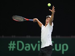 esk tenista Jon Forejtek pi trninku ped premirou v Davis Cupu.