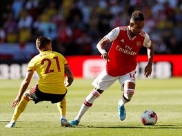 Pierre-Emerick Aubameyang z Arsenalu (vpravo) vede balon v utkání proti...