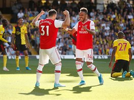 Pierre-Emerick Aubameyang (vpravo) a Sead Kolašinac slaví gól Arsenalu v utkání...