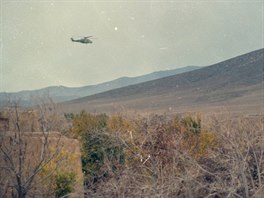 Vrtulník Mi-24 v 80. letech kdesi nad Afghánistánem
