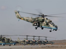 Dva vrtulníky Mi-24 a čtyři Ka-52