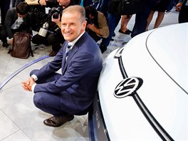 Volkswagen (na snímku generální ředitel Herbert Diess) na autosalonu ve...