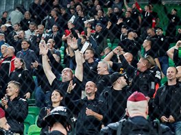 Maďarští fanoušci na stadionu v Budapešti pod dohledem policejních těžkooděnců.
