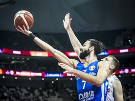 esk basketbalista Vojtch Hruban zakonuje v utkn mistrovstv svta proti...