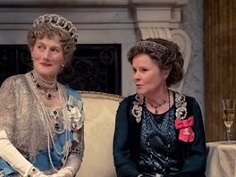 Geraldine Jamesová a Imelda Stauntonová ve filmu Panství Downton (2019)