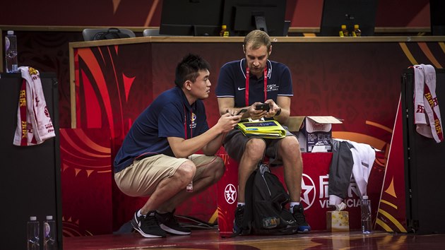 Manaer esk basketbalov reprezentace Michal ob komunikuje s jednm z nskch poadatel.