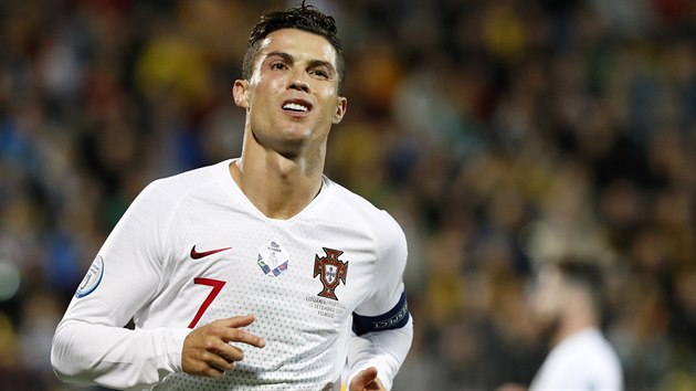 Cristiano Ronaldo oslavuje jeden ze svch ty glu na hiti Litvy.