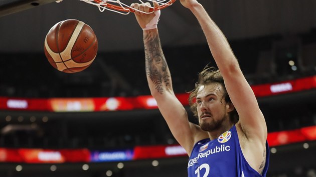 esk basketbalista Ondej Balvn zakonuje v utkn proti Polsku.