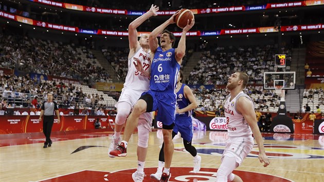 esk basketbalista Pavel Pumprla se tla do zakonen kolem Damiana Kuliga (vlevo) v utkn svtovho ampiontu proti Polsku.