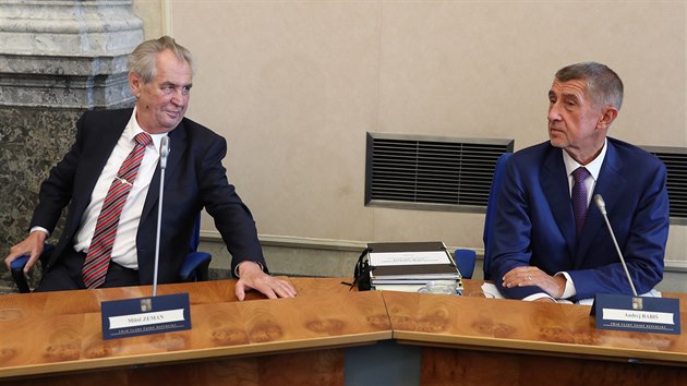 Prezident Milo Zeman (vlevo) piel na jednn vldy o sttnm rozpotu. Vpravo premir Andrej Babi. (16. z 2019)