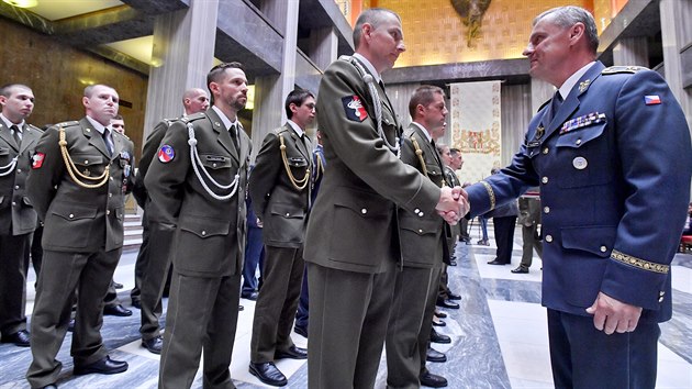 Zástupce náčelníka Generálního štábu Jiří Verner (vpravo) gratuluje oceněným vojákům. (18. září 2019)