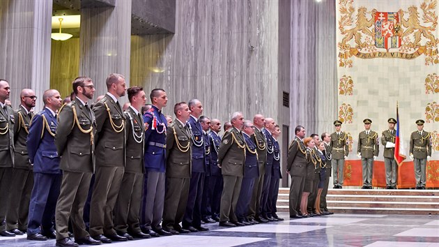 Zástupce náčelníka Generálního štábu Jiří Verner a další představitelé velení Armády ČR při předávání ocenění vojákům, kteří se vrátili ze zahraničních misí. (19. září 2019)