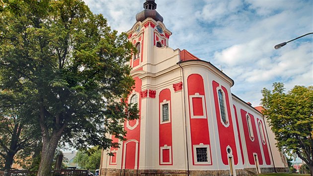 Kostel svat Anny v Sedleci se krom oprav zvtral omtky a novho ntru dokal tak vymnnch parapet pod vitrovmi okny.