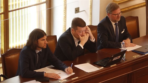Zleva: poslanec Pirátů Vojtěch Pikal, předseda SPD Tomio Okamura a předseda ODS Petr Fiala v Poslanecké sněmovně