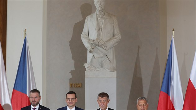 Premii zem V4 na Praskm hrad. Zleva: Peter Pellegrini (Slovensko), Mateusz Morawiecki (Polsko), Andrej Babi (esko), Viktor Orbn (Maarsko)