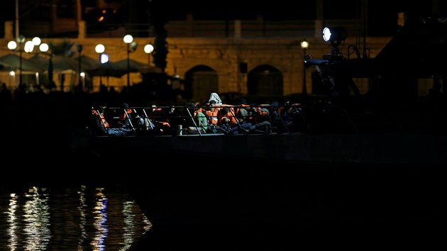 Malta převzala 90 migrantů, které v jejích vodách zachránily italské lodě. (17. září 2019)