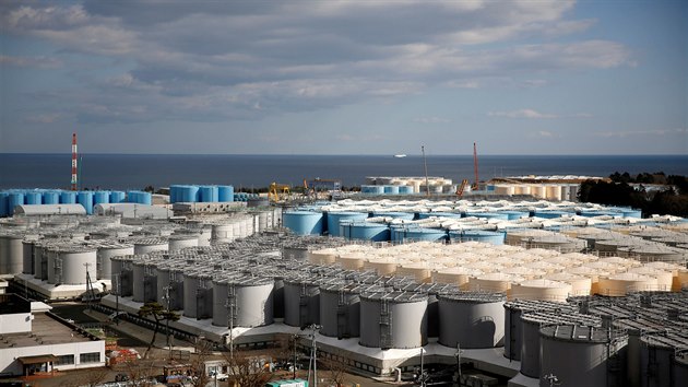 Akumulan ndre na radioaktivn vodu ve fukuimsk jadern elektrrn, kterou v roce 2011 poniilo zemtesen a pvalov vlna tsunami (18. nora 2019)