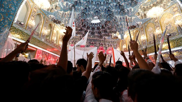 itt muslimov oslavuj svtek r v irckm mst Karbala. (10. z 2019)