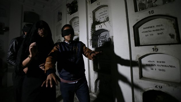 Ekvdorsk spolenost nabz zjemcm  monost strvit noc na hbitov El Tejar v ekvdorskm Quitu. (11. z 2019)