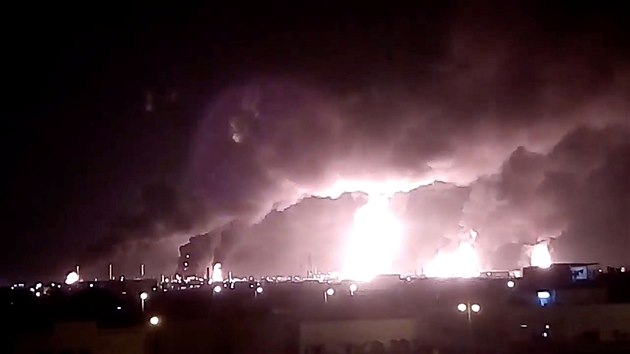 Ve dvou ropných zařízeních na východě Saúdské Arábie vypukl požár. (14. září 2019)