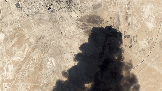 Ve dvou ropnch zazench na vchod Sadsk Arbie vypukl por. Satelitn snmky zachytily nad oblast hust ern dm. (14. z 2019)