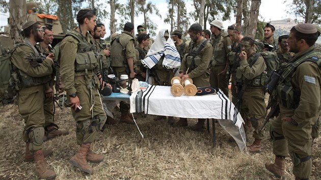 Izraelt vojci z ultraortodoxnho praporu Netzah Yehuda pi trninku na Golanskch vinch (19. kvtna 2014)