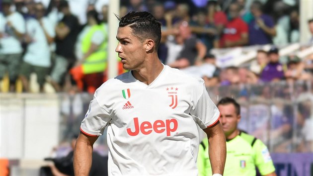 Cristiano Ronaldo z Juventusu dr balon v utkn proti Fiorentině.