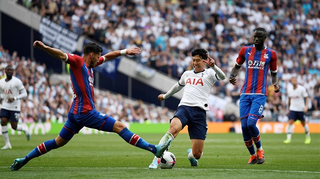 Son Heung-min z Tottenhamu (uprostřed) v souboji o balon během utkn proti Crystal Palace.