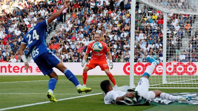 Brank trasburku Matz Sels (uprosted) sleduje situaci ped svou brankou v utkn proti PSG.