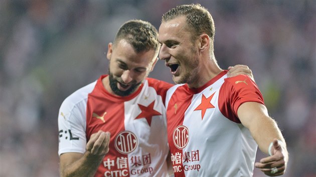 Slávisté Josef Hušbauer a Vladimír Coufal se radují z gólu v utkání proti Slovácku.