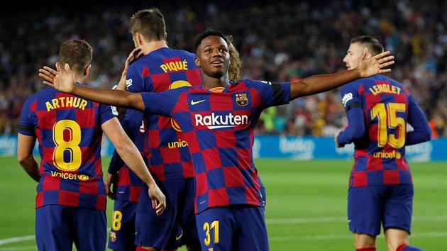 Fotbalist Barcelony se raduj ze vstelen branky v utkn proti Valencii.
