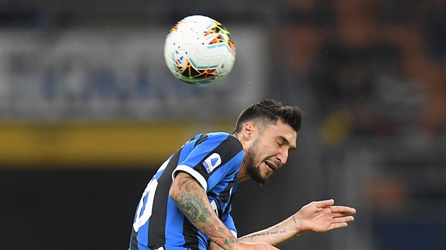 Matteo Politano z Interu jde proti balonu v utkání s Udinese.