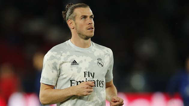 Gareth Bale z Realu Madrid se rozcviuje ped utknm na pd PSG.