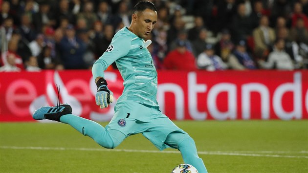 Kostarick glman Keylor Navas (PSG) vykopv m bhem utkn proti Realu Madrid, svmu bvalmu klubu.