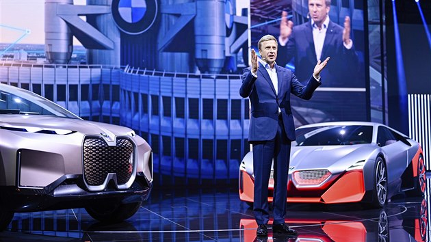 Oliver Zipse, f automobilky BMW pedstavuje elektrick koncepty iNext na autosalonu ve Frankfurtu.