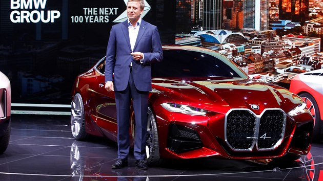 Šéf BMW Oliver Zipse představuje koncept na autosalonu ve Frankfurtu.