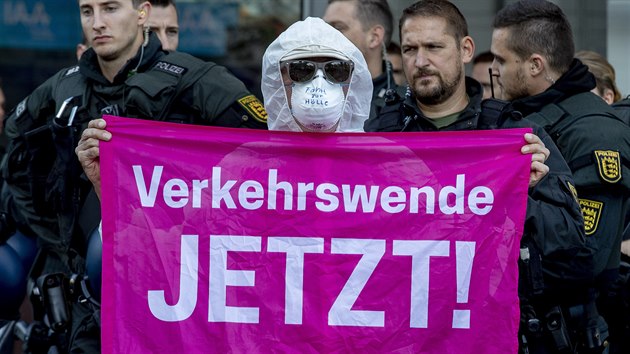 Aktivist bojujc proti zmnm klimatu pokrauj v protestech proti automobilovmu prmyslu a zablokovali hlavn vchod na mezinrodn autosalon, kter se kon v nmeckm Frankfurtu. 
