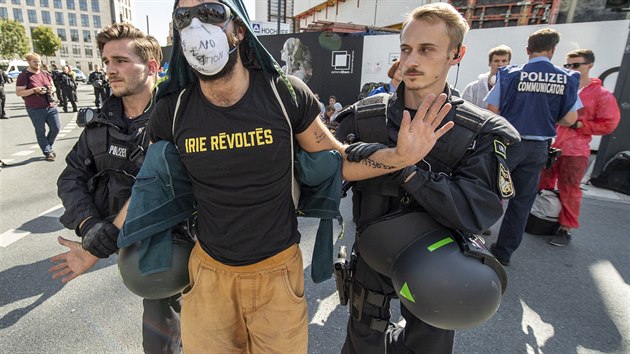Aktivisté bojující proti změnám klimatu pokračují v protestech proti automobilovému průmyslu a zablokovali hlavní vchod na mezinárodní autosalon, který se koná v německém Frankfurtu. 