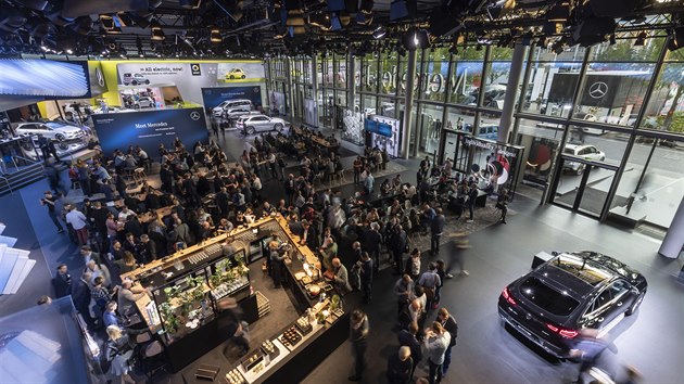Expozice Mercedesu-Benz na frankfurtskm autosalonu 2019 byla jasn nejvt a pln elektrifikovanch voz.