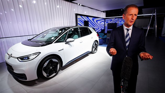Volkswagen (na snímku generální ředitel Herbert Diess) na autosalonu ve Frankfurtu představil svůj nový vůz ID.3, který je symbolem nové éry značky. (9. září 2019)