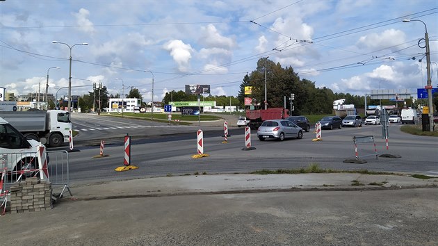 V noci z ptku na sobotu zaaly naplno prce na oprav jedn z nejrunj kiovatek v eskch Budjovicch (14. z 2019)