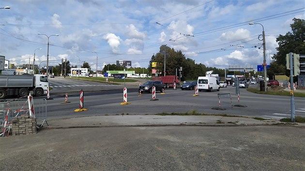 V noci z ptku na sobotu zaaly naplno prce na oprav jedn z nejrunj kiovatek v eskch Budjovicch (14. z 2019)